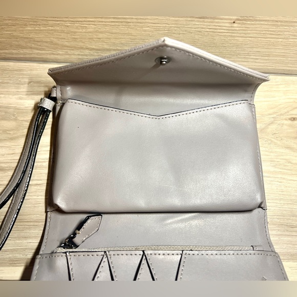 Victoria's Secret Gray Snap Closure Chevron Wristlet/Clutch Wallet - Picture 6 of 6